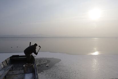 Un hombre rompe el hielo sobre un lago congelado en Tuzla, a 130 kilómetros al norte de Sarajevo, Bosnia, donde se han registrado temperaturas de - 10º.