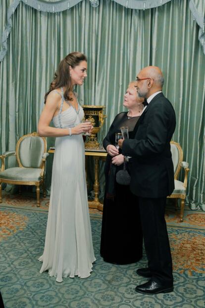 La duquesa de Cambridge habla con los invitados a la cena donde reemplazó al príncipe Carlos, el 26 de octubre de 2011