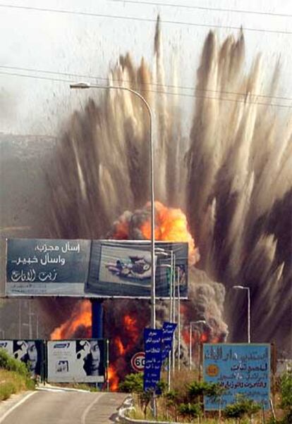 Explosión de una bomba lanzada por aviones israelíes sobre el puente de Zahrani.