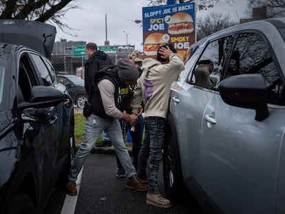 Wilmer Medina-Medina es arrestado por un oficial de deportación de la Oficina de Inmigración y Aduanas de Nueva York, el 17 de diciembre de 2024 en el Bronx.