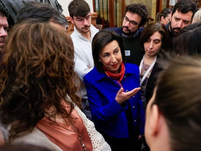 La ministra de Defensa, Margarita Robles, atiende a la prensa en los pasillos del Congreso, durante la sesión de control al Gobierno, este miércoles.