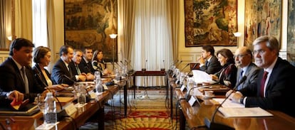 La vicepresidenta del Gobierno y ministra para las Administraciones Territoriales, Soraya Sáenz de Santamaría, y el ministro de Hacienda, Cristóbal Montoro, en la reunión celebrada ayer con representantes de la FEMP.