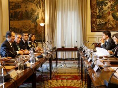 La vicepresidenta del Gobierno y ministra para las Administraciones Territoriales, Soraya Sáenz de Santamaría, y el ministro de Hacienda, Cristóbal Montoro, en la reunión celebrada ayer con representantes de la FEMP.