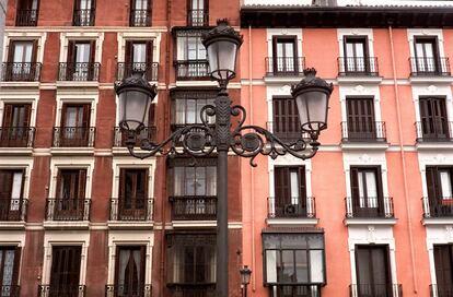 Fachada de un edificio de viviendas en la calle Bailén, en distrito Centro.