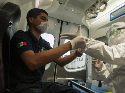 Personal sanitario en un simulacro ante un posible caso de coronavirus en Nuevo León, al norte de México. 