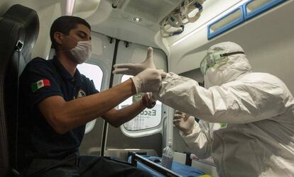 Personal sanitario en un simulacro ante un posible caso de coronavirus en Nuevo León, al norte de México.