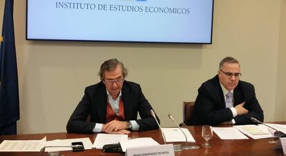 A la izquierda, el presidente del Instituto de Estudios Económicos, Íñigo Fernández de Mesa, y el director general, Gregorio Izquierdo, durante la presentación del Informe de Competitividad Fiscal 2022. 