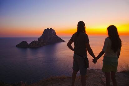 Atardecer en Ibiza, con el islote de Es Vedrá de fondo.