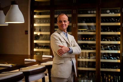 El sumiller Miguel Ángel Millán al frente de la bodega del restaurante EMi.