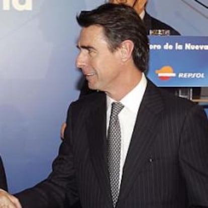 El presidente de Repsol, Antonio Brufau, saluda al ministro de Industria, JoséManuel Soria, en presencia del titular de Hacienda, Cristóbal Montoro, ayer en Madrid.