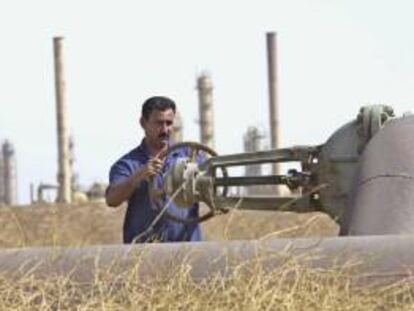 Un trabajador petrolero abriendo una válvula en una refinería iraquí. EFE/Archivo