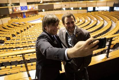Carles Puigdemont (l) and Toni Comín take a selfie in the European Parliament.