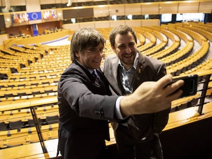 Carles Puigdemont (l) and Toni Comín take a selfie in the European Parliament.