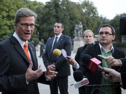 El ministro alem&aacute;n de Exteriores,Guido Westerwelle, en Varsovia.