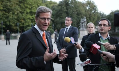 El ministro alem&aacute;n de Exteriores,Guido Westerwelle, en Varsovia.