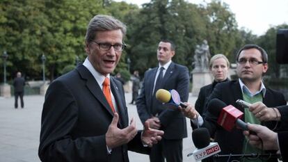 El ministro alem&aacute;n de Exteriores,Guido Westerwelle, en Varsovia.