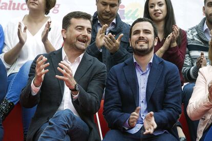 El exministro Alberto Garzón, junto a Maíllo en 2015.