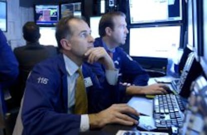 El Dow Jones de Industriales perd&iacute;a un 0,20 % (31,79 puntos) para situarse en los 15.978,20 enteros minutos despu&eacute;s de comenzar las contrataciones. EFE/Archivo