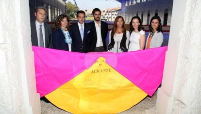 Los participantes en un debate sobre los toros en Alicante.