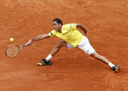 Almagro devuelve una bola a Almagro durante los cuarto de final de Roland Garros.