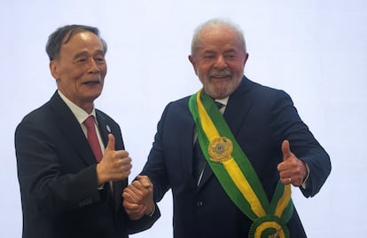 El vicepresidente de China, Wang Qishan, con Lula, este domingo. China es uno de los países con los que Brasil mantiene una de sus mayores relaciones comerciales, relación que se había visto afectada durante el mandato de Jair Bolsonaro.