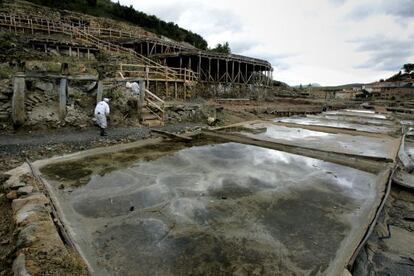 Trabajos de restauración en las viejas eras donde se extrae la sal en las Salinas de Añana.