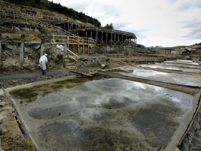 Trabajos de restauración en las viejas eras donde se extrae la sal en las Salinas de Añana.