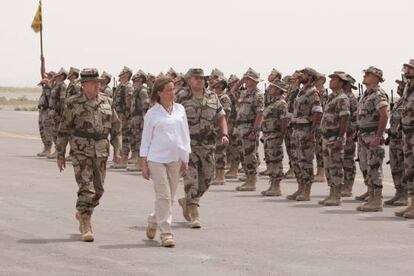 Carme Chacón, en Afganistán, embarazada de siete meses.