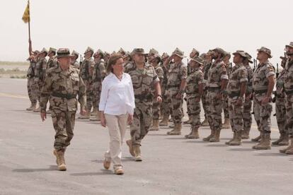 Carme Chacón, en Afganistán, embarazada de siete meses. 