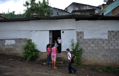 Niños costarricenses, en el barrio de La Carpio, en San José.
