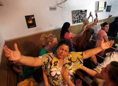 Un momento de una celebración en una iglesia evangélica de  la barriada sevillana de las Tres Mil Viviendas.