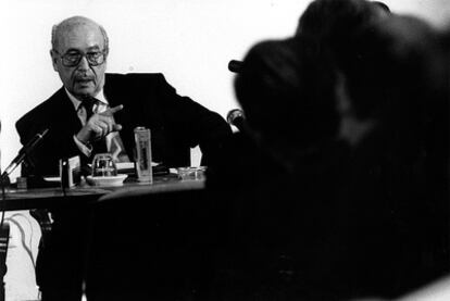 José Ángel Ezcurra, en 1992, en una charla sobre el 30º aniversario de 'Triunfo'.