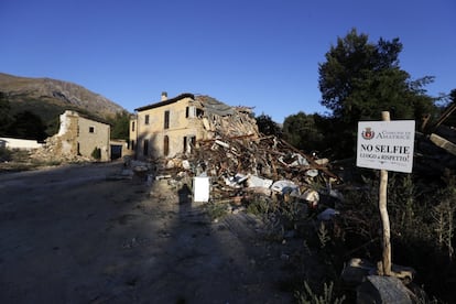 También se han demolido algunas casas que se consideraban peligrosas por la debilidad de sus estructuras y se han quitado las piedras y los restos de cemento en buena parte de la entrada del pueblo. En la imagen, un cartel advierte de que no se realicen 'selfies' de los restos de una vivienda por respeto.