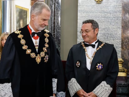 El rey Felipe VI pasa junto al fiscal general del Estado, Álvaro García Ortiz (d), a su llegada este viernes al Tribunal Supremo para presidir el tradicional acto de apertura del año judicial.