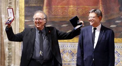 El cantautor Joan Manuel Serrat ha rebut de mans del president valencià, Ximo Puig, l'alta distinció de la Generalitat.