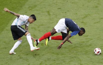 El jugador argentino Manuel Lanzini (izquierda) y Paul Pogba, de Francia, durante una jugada.