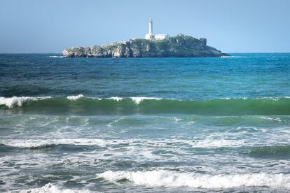 El faro de la isla de Mouro visto desde la playa de El Puntal.