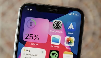 Widgets de iOS 14 en un iPhone.