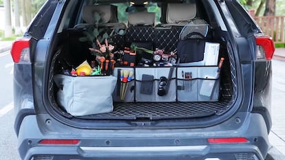 Artículo de EL PAÍS Escaparate que describe las ventajas de uso de distintos organizadores de maletero para el coche.