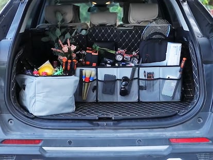 Artículo de EL PAÍS Escaparate que describe las ventajas de uso de distintos organizadores de maletero para el coche.