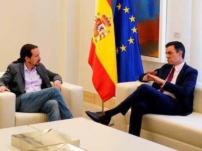 Podemos leader (l) Pablo Iglesias and acting Prime Minister Pedro Sánchez.