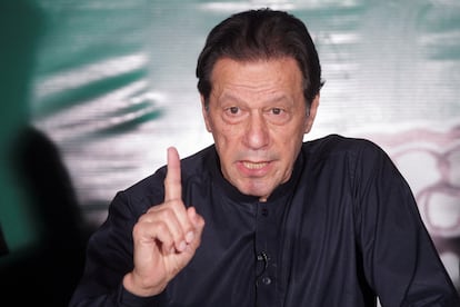 El ex primer ministro de Pakistán, Imran Khan, durante un encuentro con la prensa en su residencia de Lahore, el 18 de mayo de 2023.