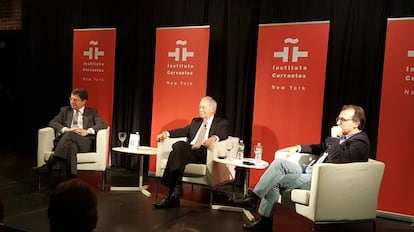 Mendoza en la presentación de su ensayo en el Cervantes de Nueva York
