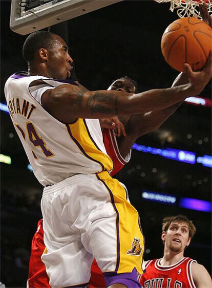 Kobe Bryant lucha por un balón