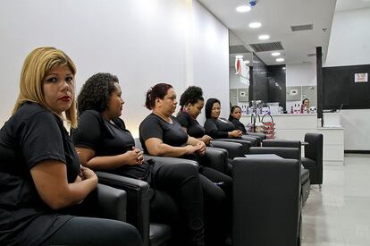 Tienda de tratamiento de uñas dentro de un centro comercial recién construido al que nadie va a comprar, en Macaé. Las trabajadoras están sentadas, esperando clientes durante todo el día.