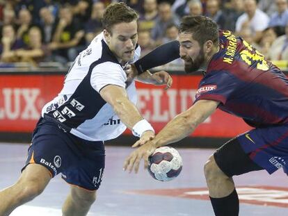 Karabatic y Mogesen luchan por un balón.
 