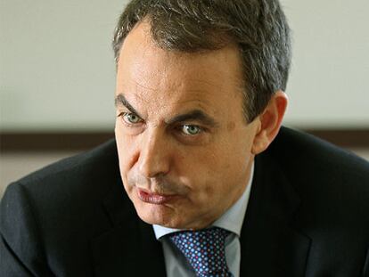 El candidato del PSOE, José Luis Rodríguez Zapatero, en su despacho de La Moncloa.
