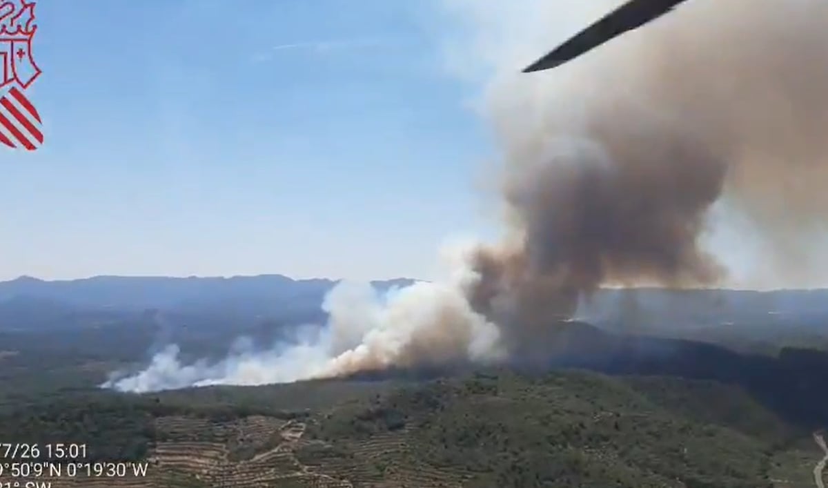 El incendio en Soneja (Castellón) obliga a desalojar a la vecina población de Azuébar por su evolución “negativa”