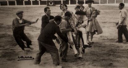 Manolete tras la cogida que le causaría la muerte en 1947.
