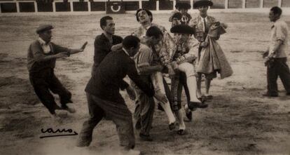 Manolete tras la cogida que le causar&iacute;a la muerte en 1947.